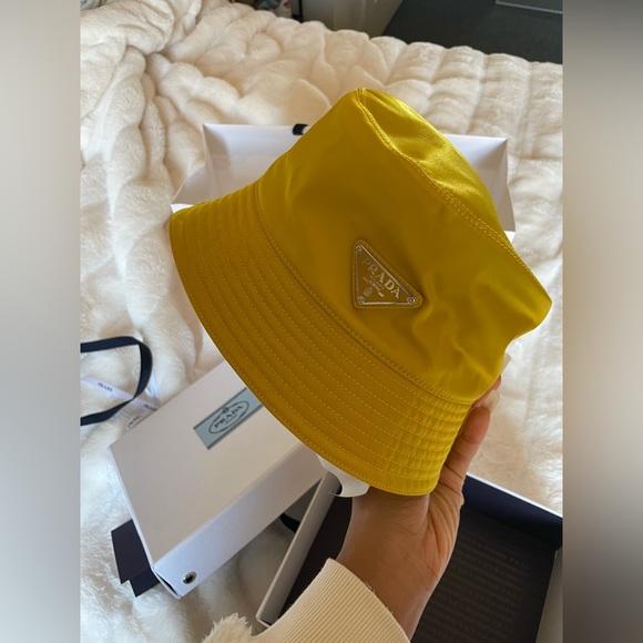 PRADA Re-Nylon BUCKET HAT YELLOW - Picture 6 of 12